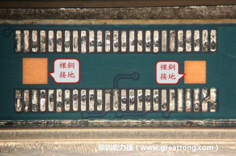把板對板連接器全部移除，發(fā)現(xiàn)其下方板子共有兩個裸銅的方形設(shè)計。