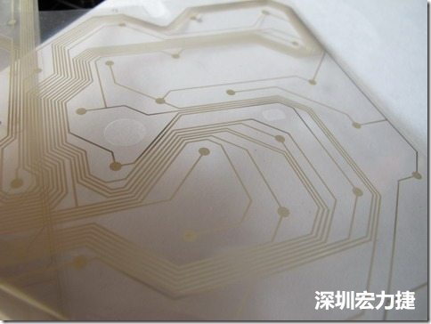 下面第二個(gè)圖則是另一片也有著按鍵線路的PTF，當(dāng)上、下兩面PTF的按鍵結(jié)點(diǎn)互相接觸后就可以計(jì)算出是哪個(gè)按鍵被按下了?？墒钱?dāng)按鍵沒有按下時(shí)，上下兩片PTF的線路則是分開的，所以上圖那片PTF的線路上面其實(shí)還另外覆蓋了另一層透明的PET作為絕緣層，只露出了需要在鍵盤按下時(shí)才會(huì)碰觸的接觸點(diǎn)，因?yàn)檫@些材質(zhì)使用的都是Polymer，所以才撐這樣的技術(shù)為Polydome(聚合簧片)。